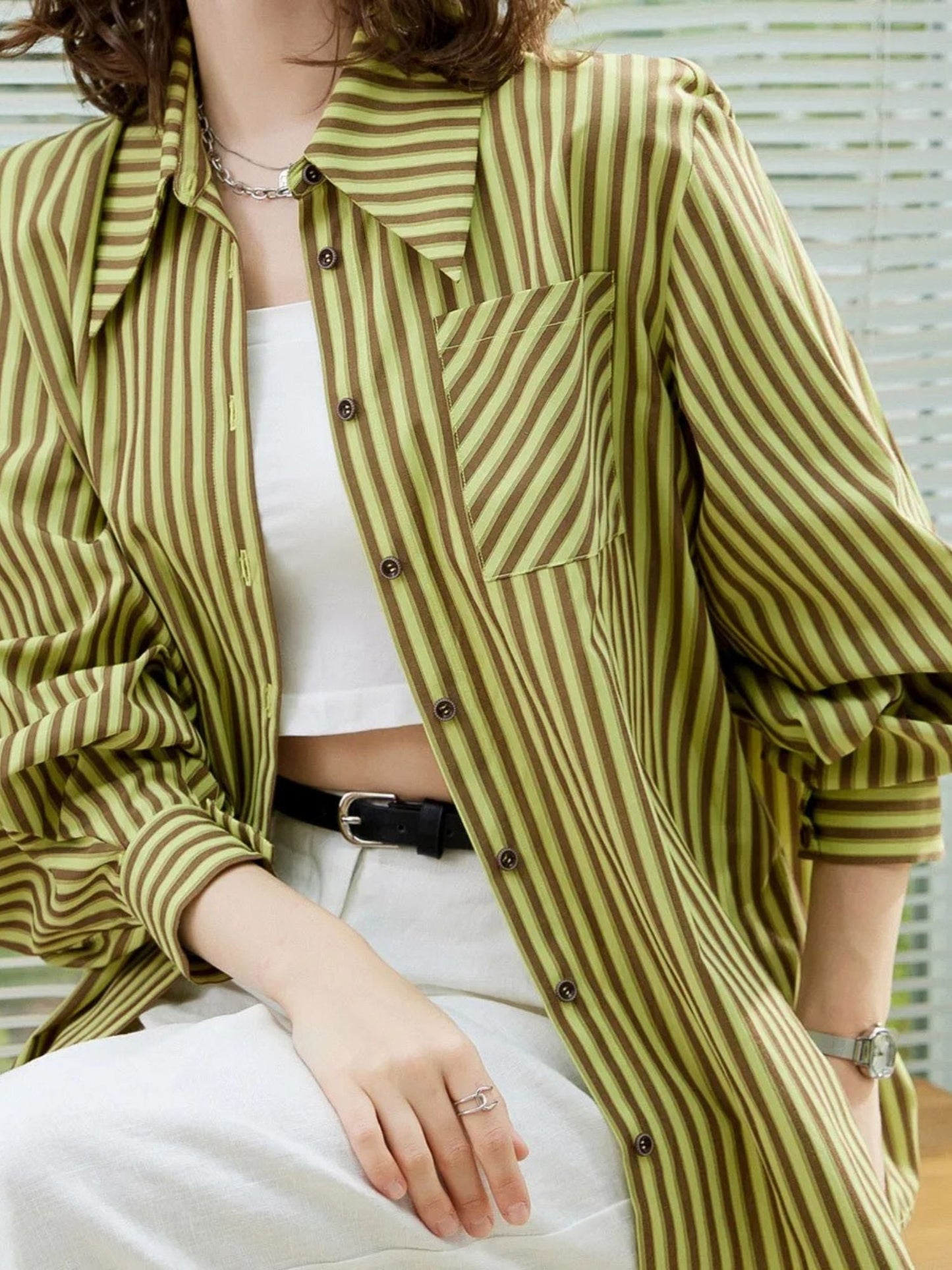 W paski z długim rękawem na guziki – styl casualowy